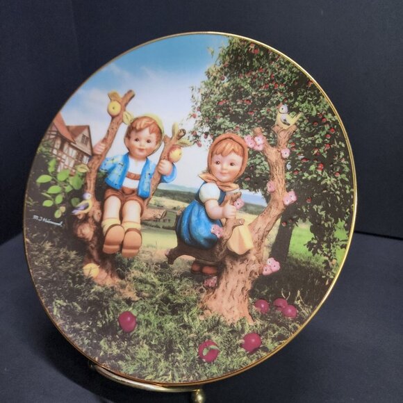 M.J Hummel Apple Tree Boy & Girl Collectors Plate 8'' Danbury Mint 1989 - Picture 3 of 7